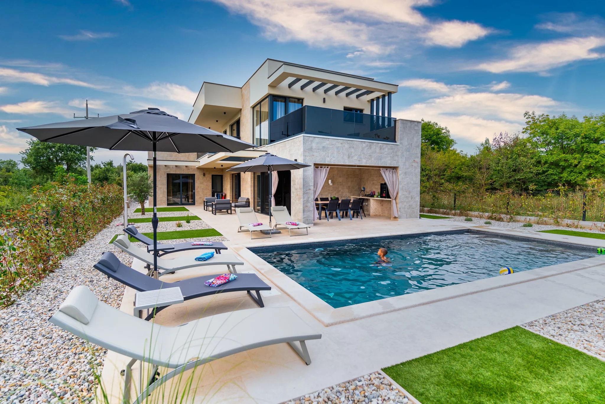 villa-cataleya-pool-aussen